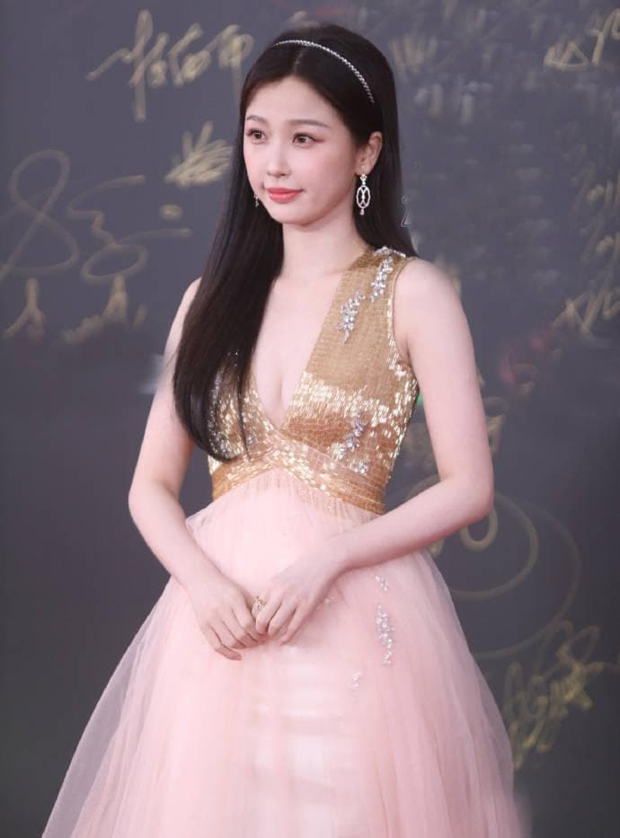 微博之夜：刘亦菲倪妮争艳，谁是红毯最美？