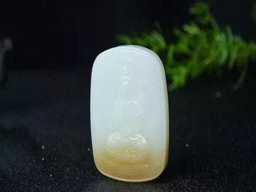 红宝石，七月生辰石，代表爱情与忠诚。