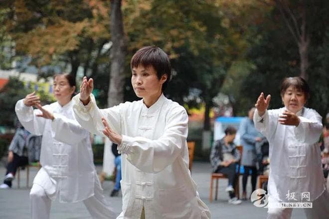 中老年人练太极拳指南：正确姿势、注意事项与误区解析