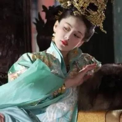 侧卧而眠：古代宫廷宫女的睡眠礼仪与健康智慧
