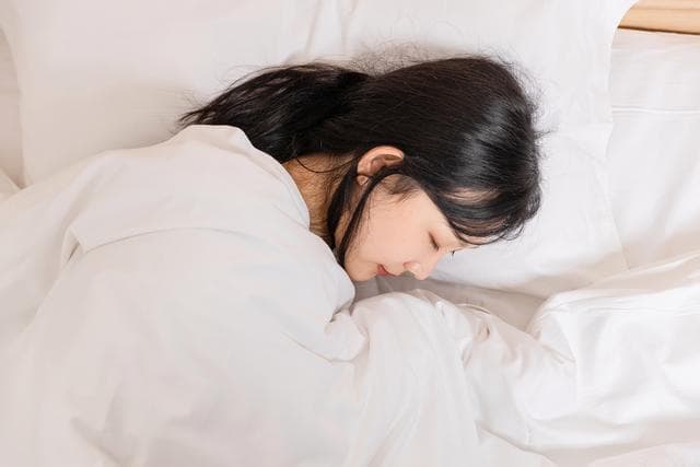 如何将失眠转化为高效休息，游飞为你揭秘闭目养神的神奇力量