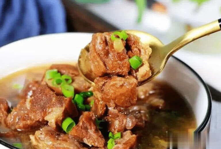 炖牛肉实用教程：四个关键步骤让肉质鲜嫩多汁