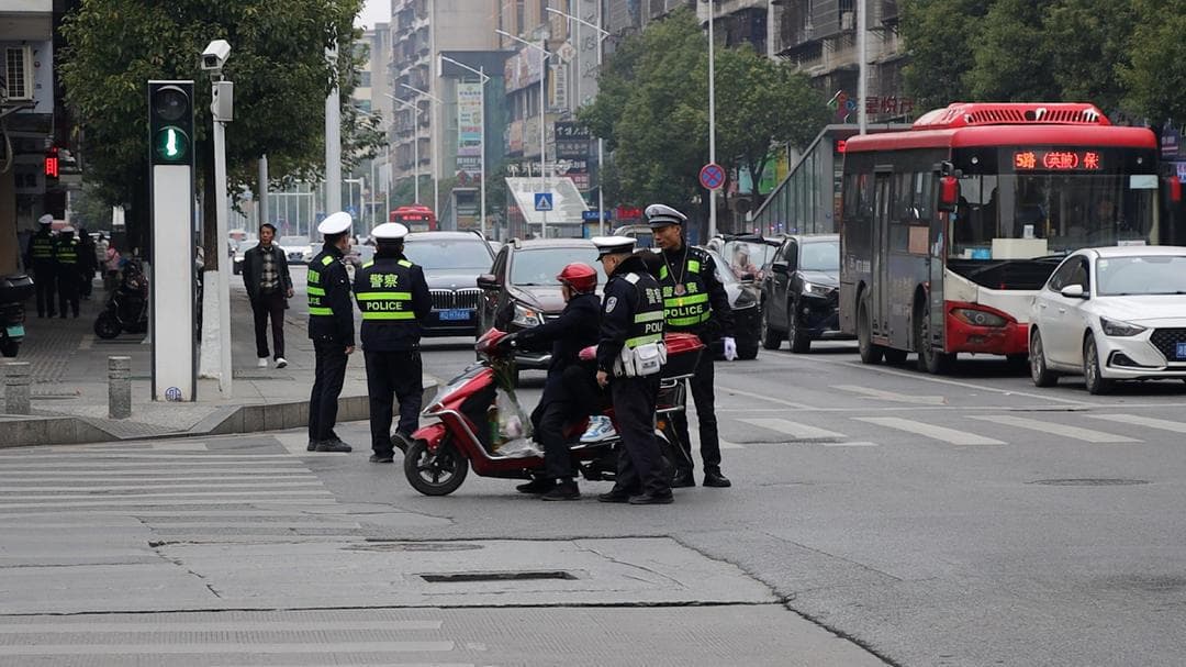 加强电动车摩托车行驶安全管理，筑牢道路交通安全防线