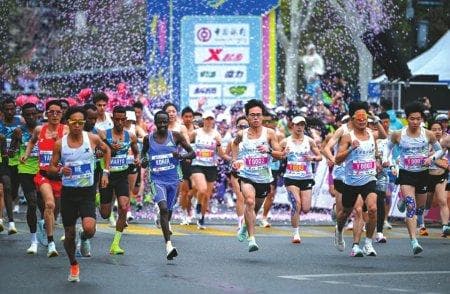 马拉松"空中漫步"现象解析：医生揭秘身体最后的求生信号