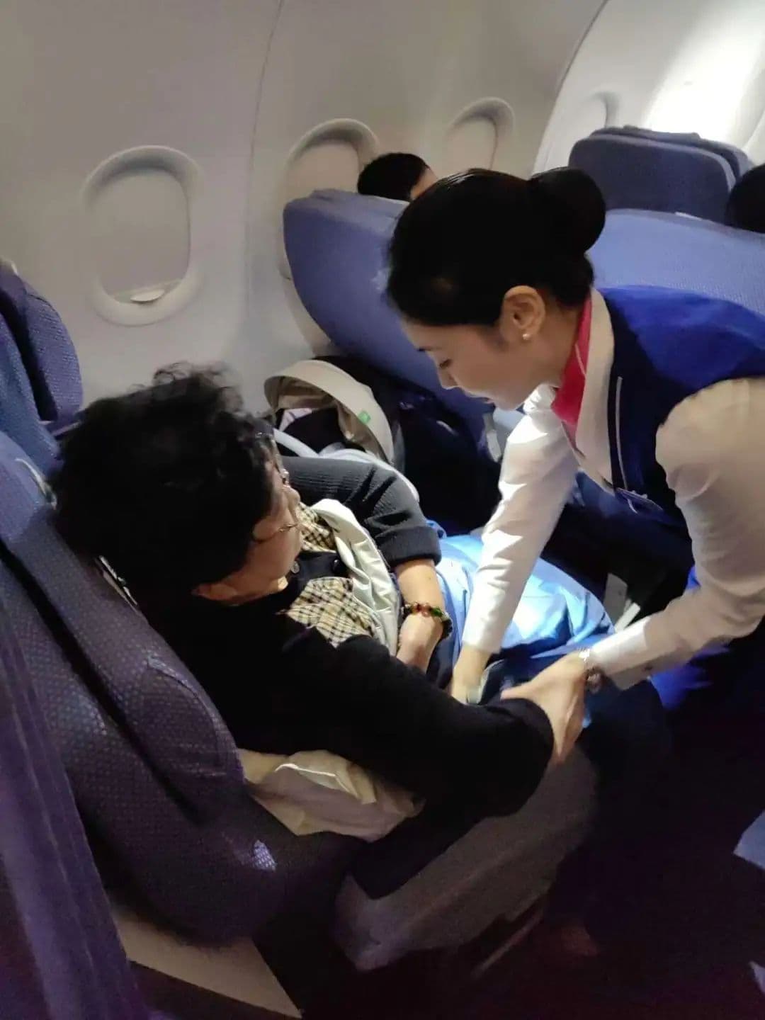 旅客突发呼吸困难，乘务组万米高空紧急救助