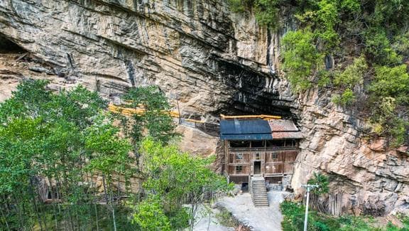 500万都不卖！重庆峡谷中惊现五层崖居，家有山洞和菜园,羡煞世人