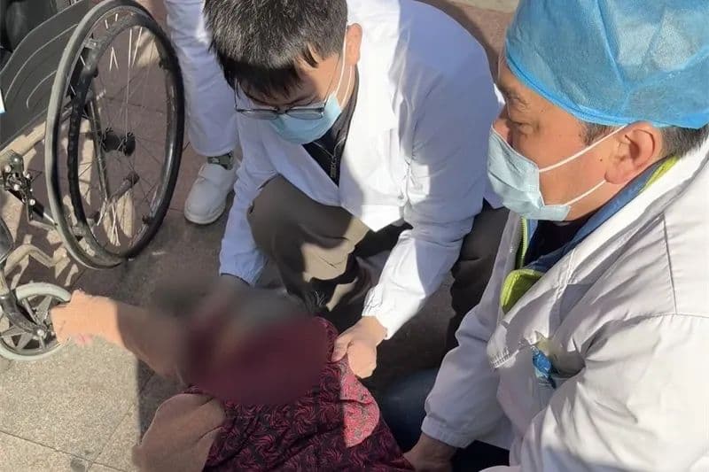 九旬老人异物卡喉，医生出手2分钟化险为夷