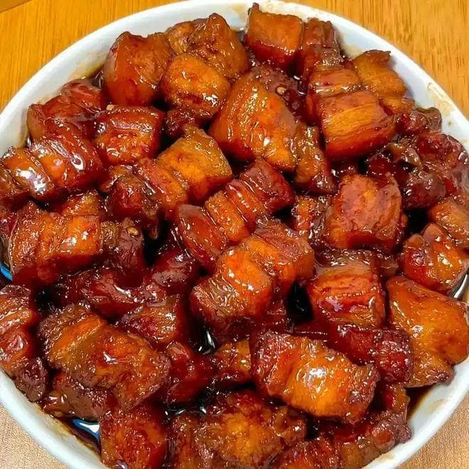 家常红烧肉的烹饪教程：香浓入味，色泽诱人