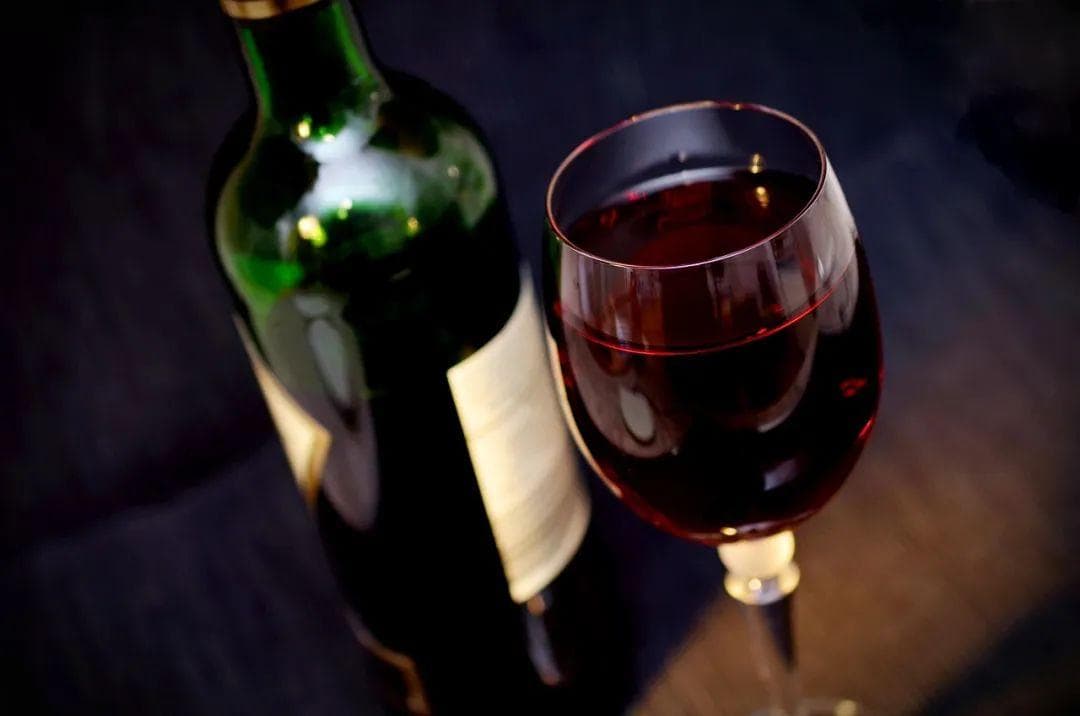 每天喝杯葡萄酒，心血管病风险或能降低50%
