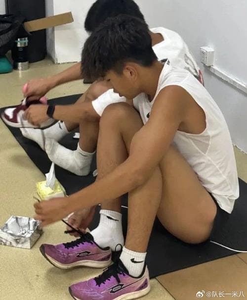 体育生被训成狗：从挑战到蜕变的艰辛历程