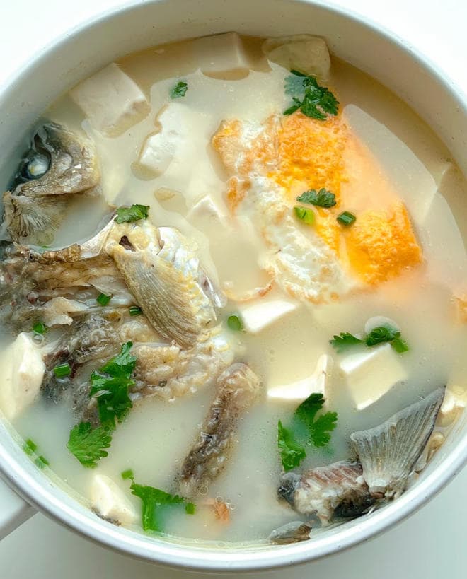 鲫鱼豆腐汤：简单几步做出鲜美低卡的减脂晚餐