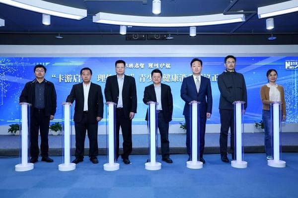 社会各界共同行动，引导青少年形成多元社交文化和积极向上的消费观