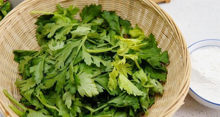 以芹菜叶子为主角，简单又美味的料理享受（芹菜叶子料理的创意与烹饪技巧）