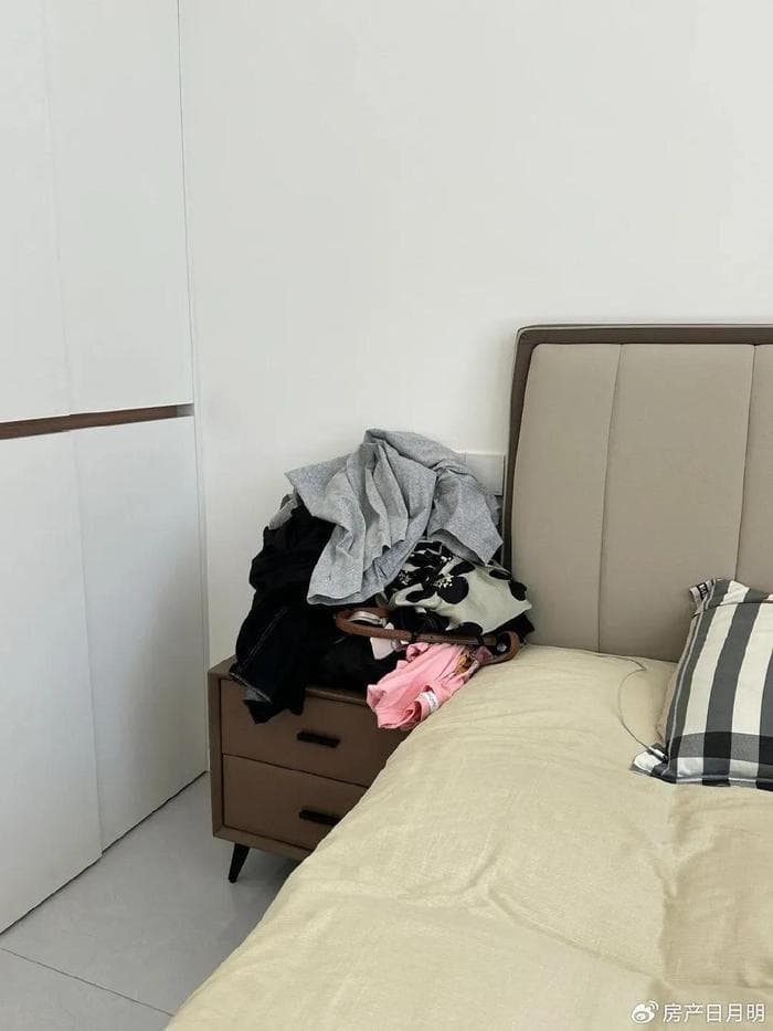 睡前脱下的衣服放哪里？别扔扔床头柜上！学邻居这样做整洁多了