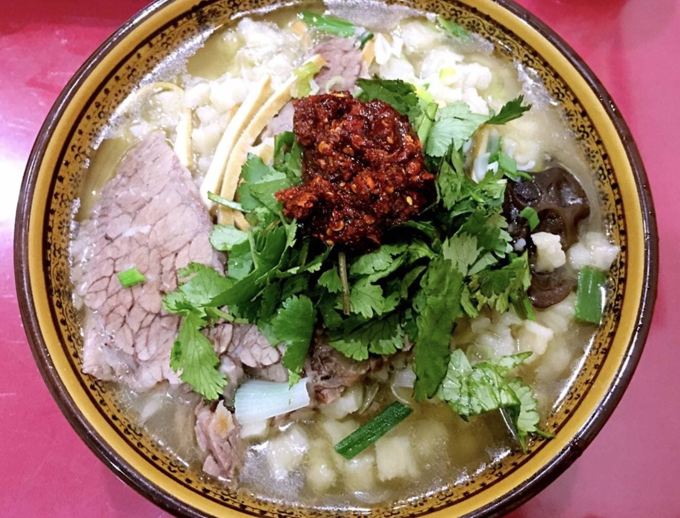 西安回民街的千年传承：羊肉泡馍的历史香气