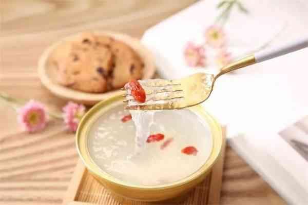 如何在家自制美味又实惠的穷人版燕窝粥：技巧、食材替换与营养升级全攻略