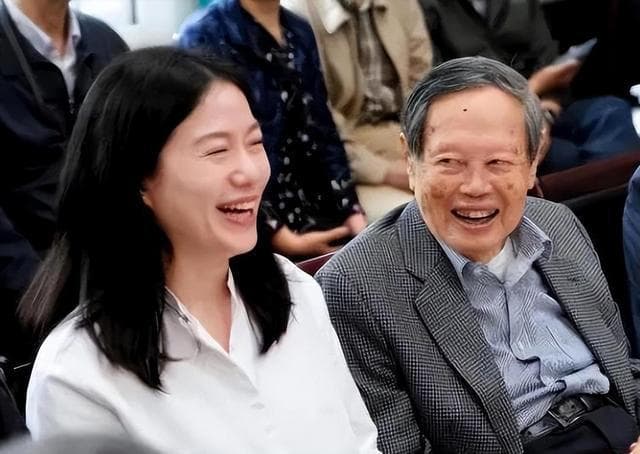 翁帆香港亮相，少女气质爆棚！