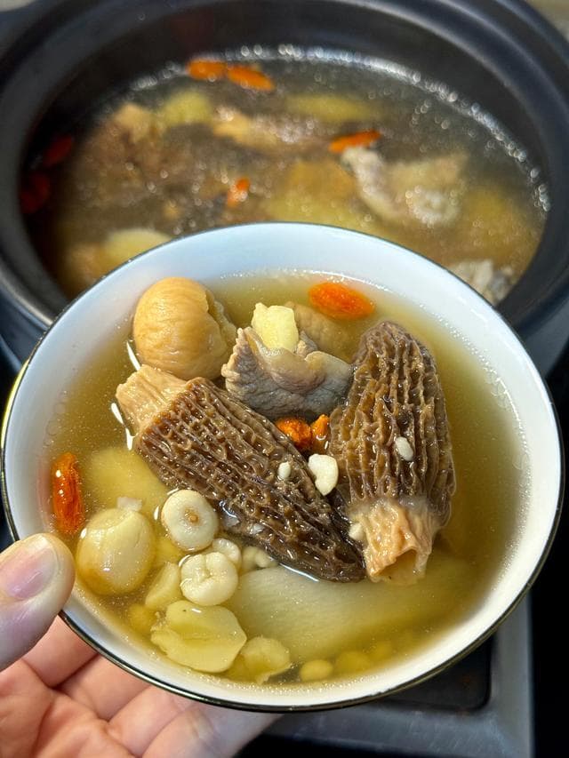 排骨莲子炖羊肚菌：秋冬季节的养生美味