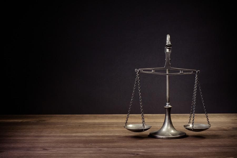 企业拖欠工资时，员工应如何巧妙且全面地收集证据？