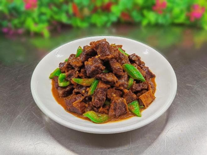 红烧牛腩要好吃一点也不难，肉质肥嫩，滋味鲜美，不比大酒店的差