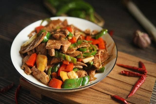 家的味道在炒肉里：精选食材，调味适中，烹饪出满满幸福感！