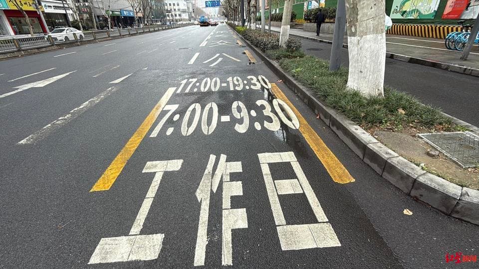 公交车道开放却不敢走？交管部门提醒：可多看指示牌，多用导航