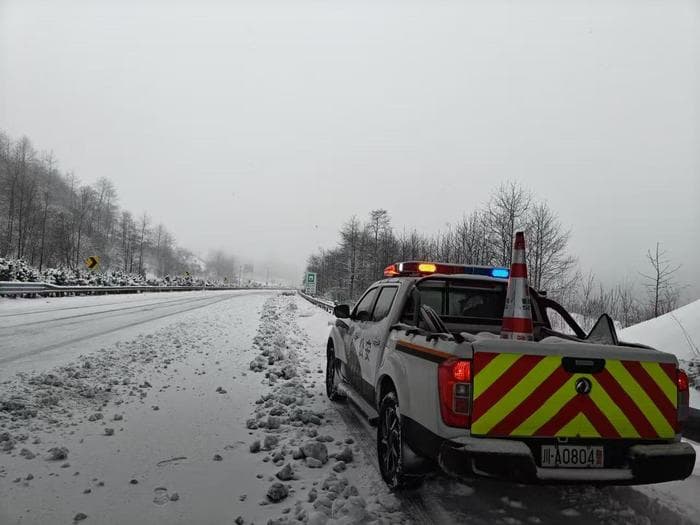 最低-3℃！雅西高速持续低温降雪已交通管控，部分路段出现积雪结冰现象
