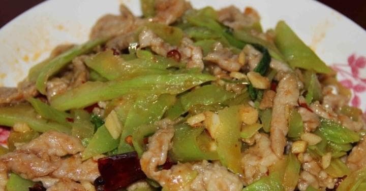 莴笋炒肉末的做法（简单易学，营养美味，健康家常菜）