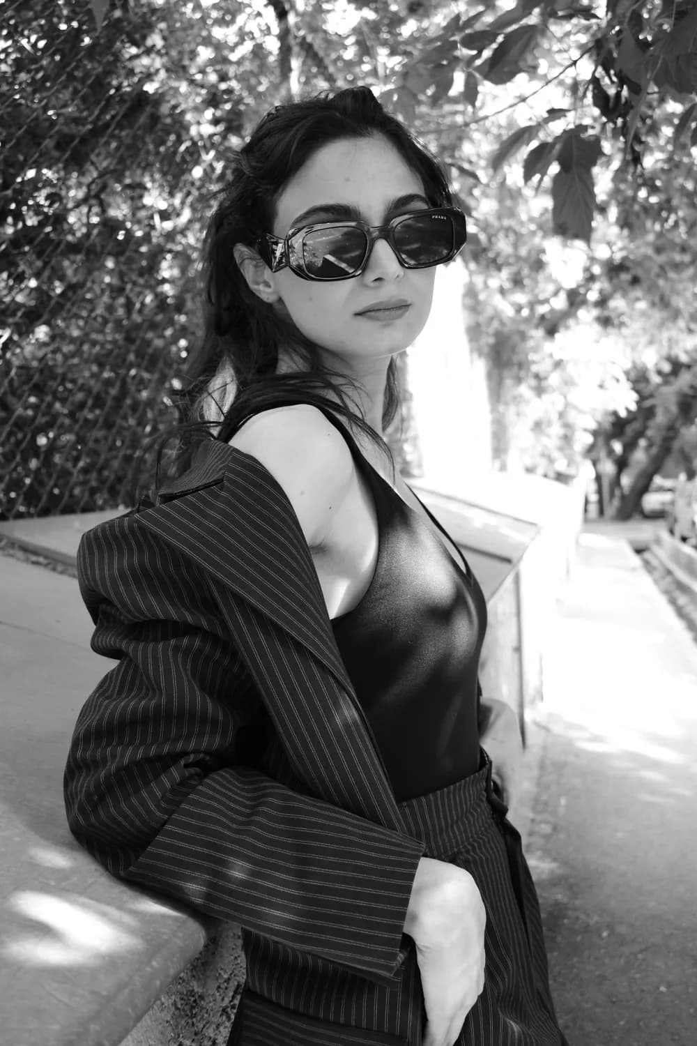 赵丽颖成都活动穿深V西装引热议，完美诠释“霸总范”