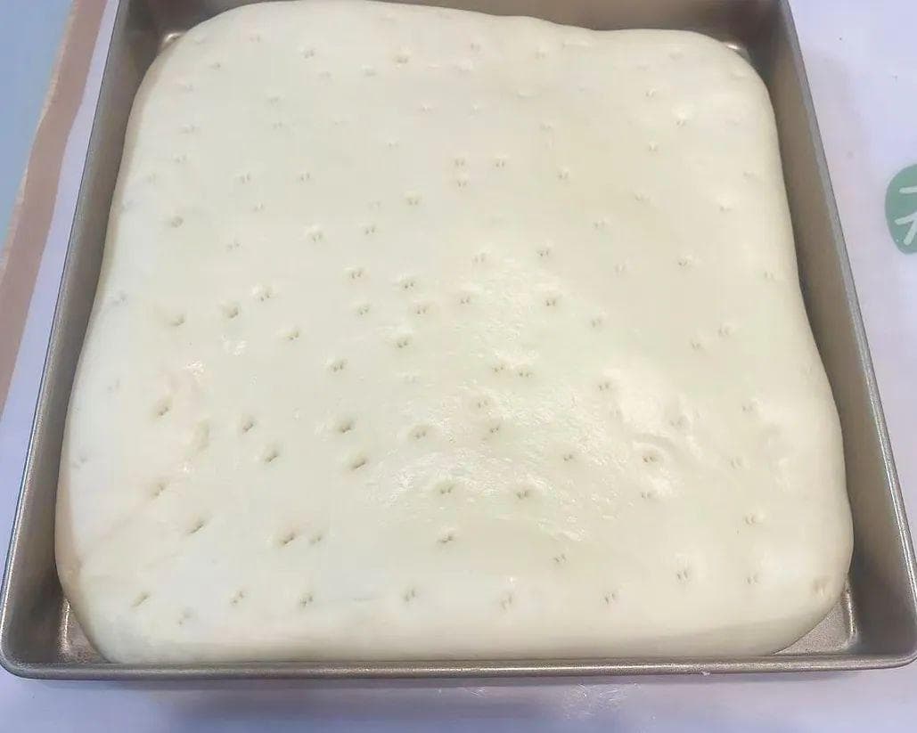 香葱肉松火腿面包卷：松软香浓的美味点心制作教程