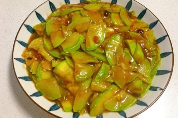 炒西葫芦，看似简单却充满家常味道的菜肴，是许多人餐桌上的常客