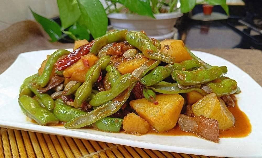 土豆炖豆角的家常做法：软烂入味，香气四溢