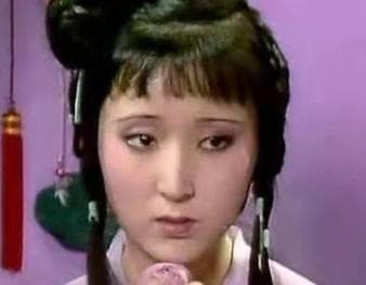 红楼梦中宝玉挨打后，去探望的宝钗与黛玉表现有何不同？