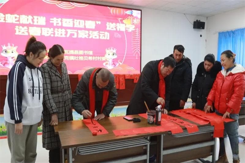 新春走基层丨阿瓦提县手写春联送祝福 纸墨年味共飘香