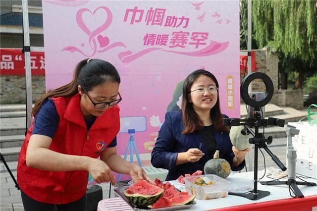 赛罕区组建“红色主播”队伍，直播带货让农产品搭上电商快车
