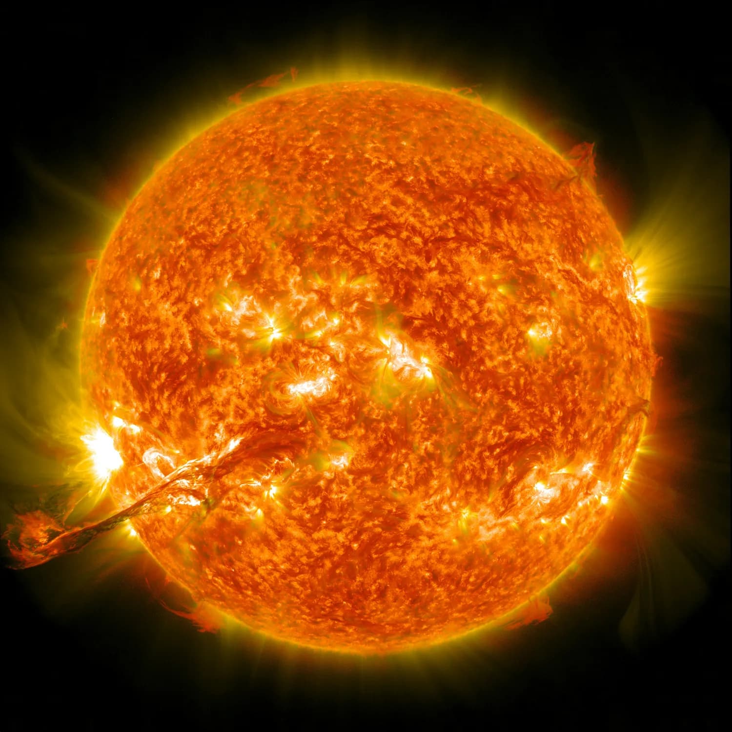 揭秘太阳变色：从清晨红日到正午白光