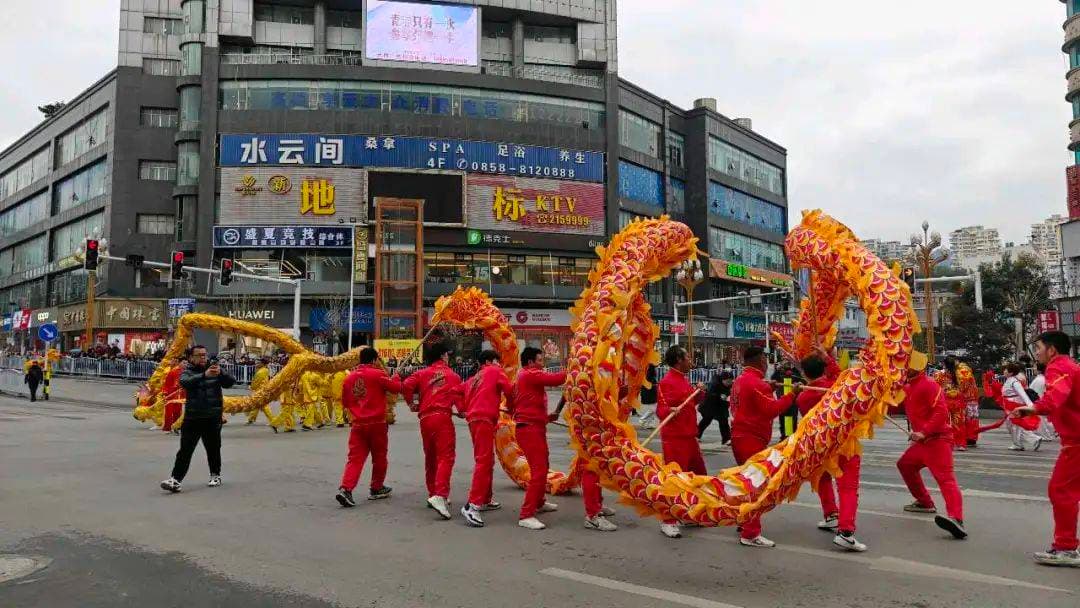 六枝特区：元宵巡游，共赴团圆盛景