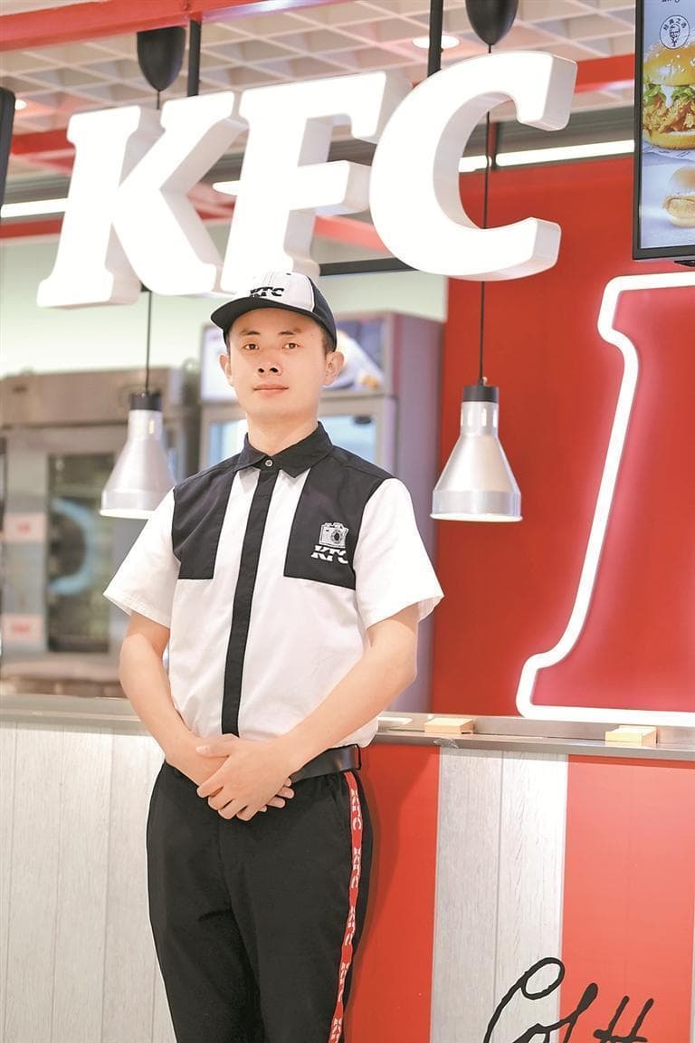 李亮：自幼失聪的他，一路打拼成为肯德基首位“天使”经理