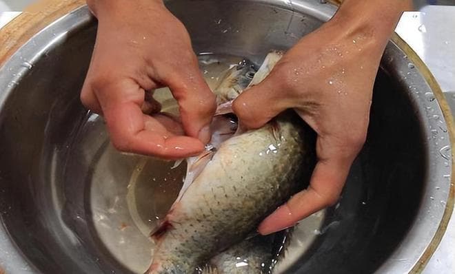 怎样煎鱼不粘锅？餐厅大厨：只需这三招，保证鱼身完整、不破皮