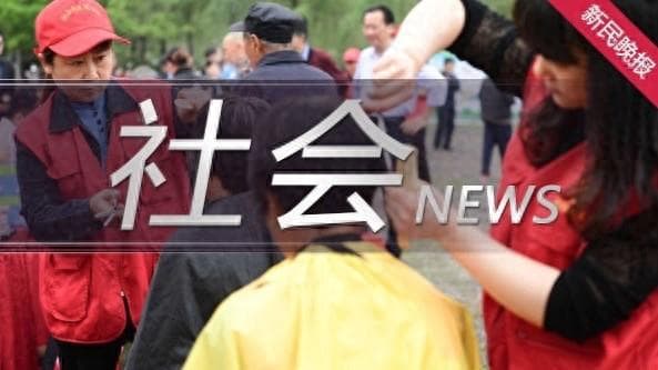 上下车扶一把 15年来他们乐做轮椅老伯的拐杖