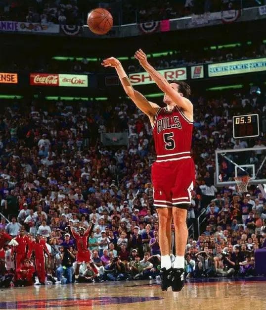 为什么NBA战术里的三角进攻，只有菲尔·杰克逊玩得转？