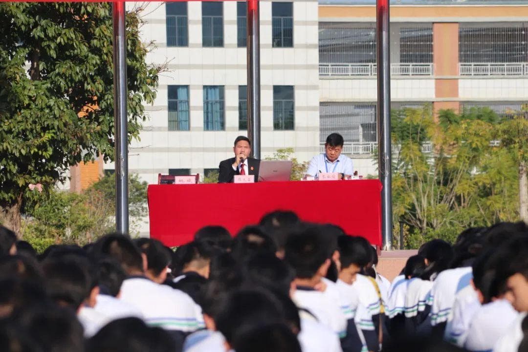 预防犯罪从远离不良行为开始——靖西法院走进外国语学校开展法治教育活动