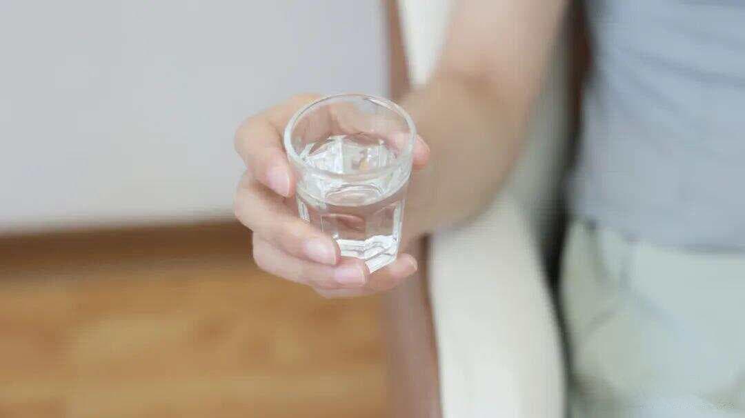 服用布洛芬有哪些禁忌？提醒：这些食物在服用布洛芬后不宜吃