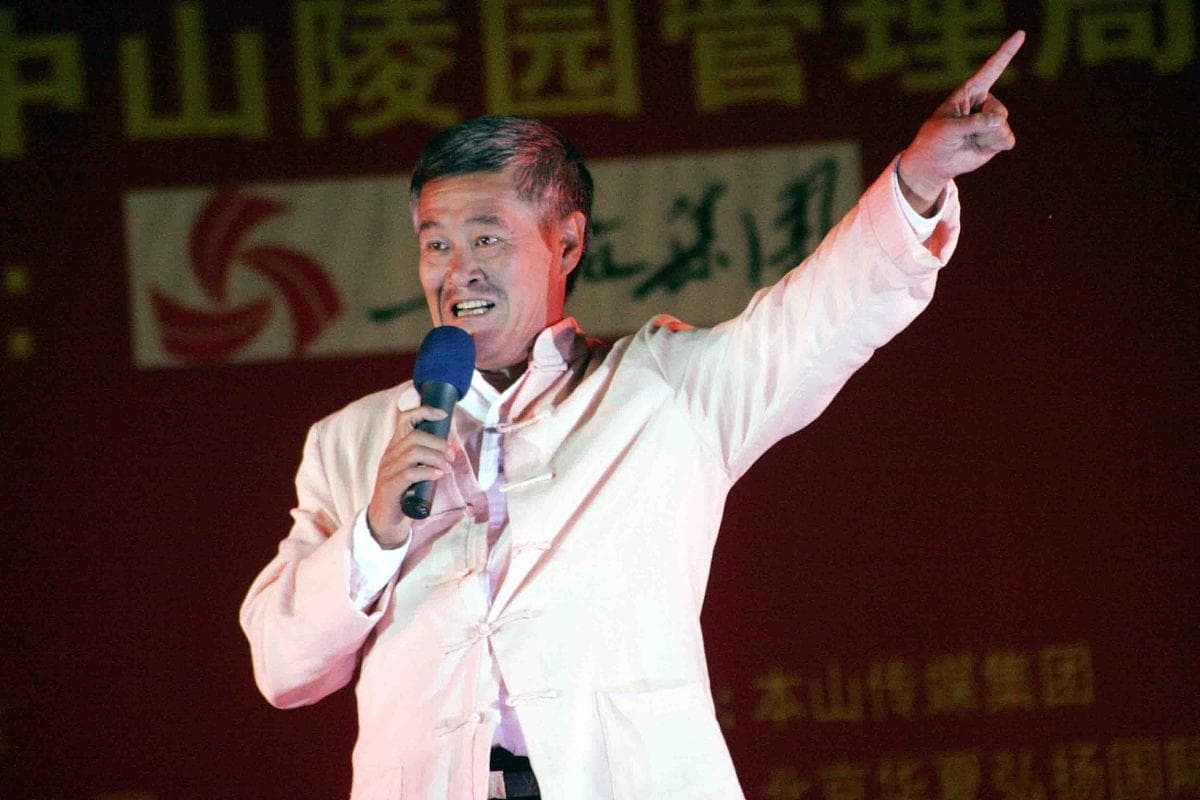 赵本山的喜剧人生：从舞台到心灵，笑中带泪的传奇