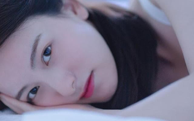 女生发皱眉表情是什么意思：往往代表这些含义
