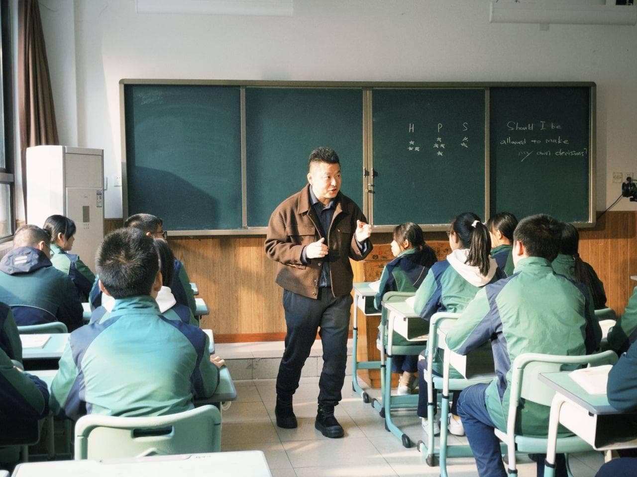成都英语老师"龙叔叔"走红，"开火车"背单词引发网友学习热情