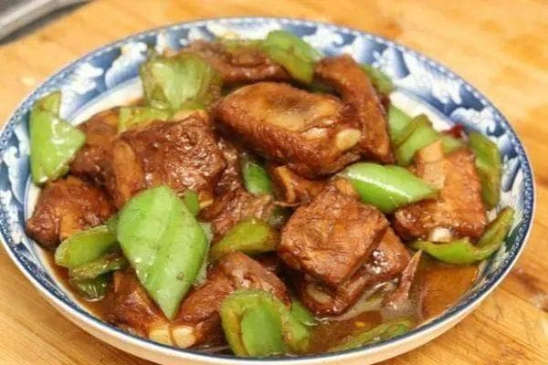 想要炖出既好吃又简单的猪排骨，关键在于选材、调料和烹饪技巧