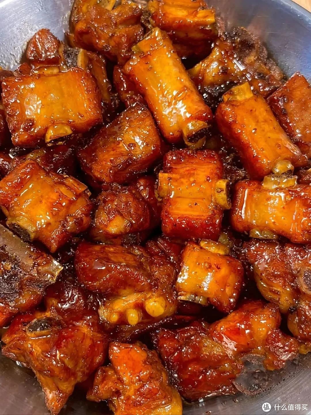 糖醋排骨是一道经典的中式家常菜，酸甜开胃，肉质酥嫩