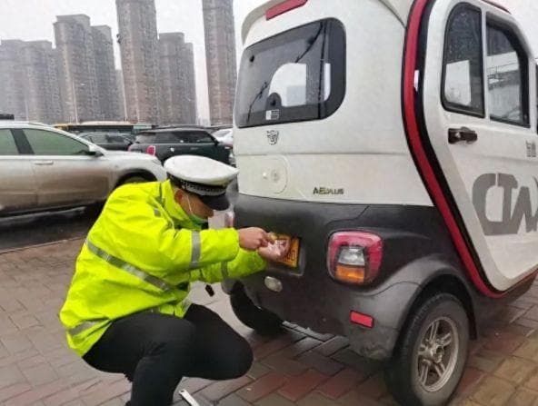 2025年，老年代步车还能上路吗？交警：除上牌，还要满足2个要求