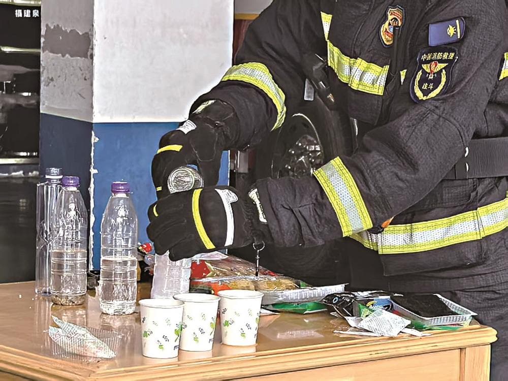 食品中的干燥剂会不会爆炸？化学老师提醒：石灰类干燥剂存在两种危险